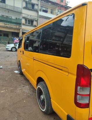 Vendo min bus Quantum  Motor 2kd Caixa automática  Com baixa compreensão  350.000.00MT Fixo 15 lugares pago com cadeiras  Localização Maputo disponibi