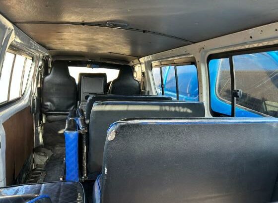 Vendo min bus Quantum  Motor 2kd Caixa automática  Com baixa compreensão  350.000.00MT Fixo 15 lugares pago com cadeiras  Localização Maputo disponibi
