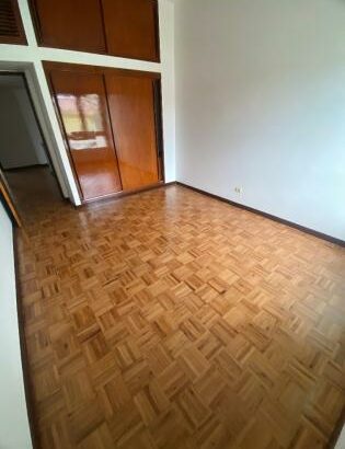 Arrendo excelente moradia duplex T4, no bairro da coop, na Rua da França esquina com R.C