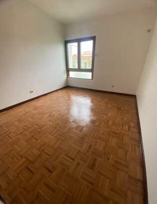 Arrendo excelente moradia duplex T4, no bairro da coop, na Rua da França esquina com R.C