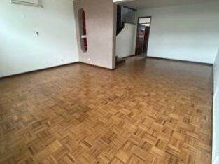 Arrendo excelente moradia duplex T4, no bairro da coop, na Rua da França esquina com R.C