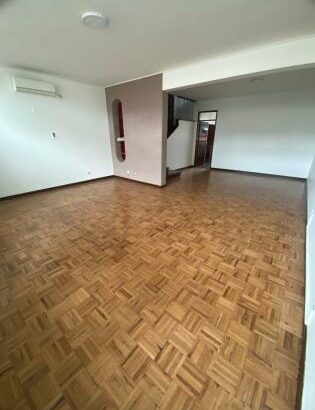 Arrendo excelente moradia duplex T4, no bairro da coop, na Rua da França esquina com R.C