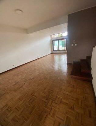 Arrendo excelente moradia duplex T4, no bairro da coop, na Rua da França esquina com R.C