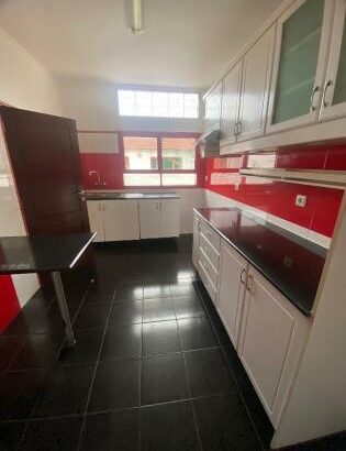 Arrendo excelente moradia duplex T4, no bairro da coop, na Rua da França esquina com R.C