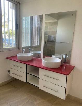 Vendo Moradia T3+1 no Belo Horizonte (Rua do Pave) Campoane com piscina