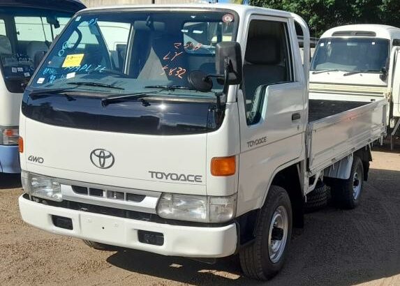 Toyota ● Toyoace ● 3L ● 4WD ● Recém-importada