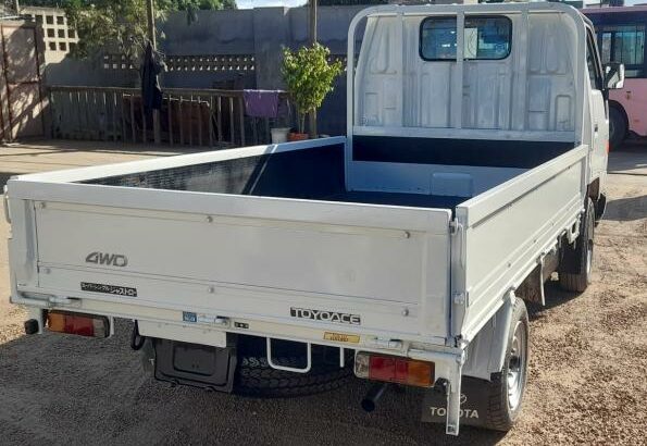 Toyota ● Toyoace ● 3L ● 4WD ● Recém-importada