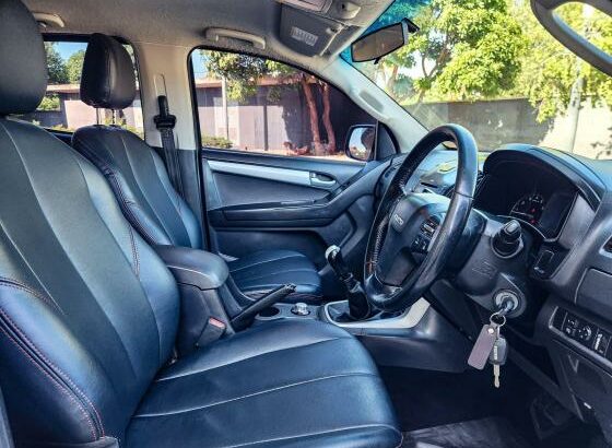 ISUZU | D-TEQ KB300 LX | 2016 | DIESEL | 4×4 🎁