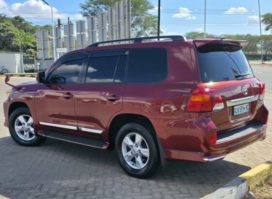 Toyota | Land Cruiser VX 200 | 2013 | V8 | 4×4 🎁