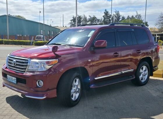 Toyota | Land Cruiser VX 200 | 2013 | V8 | 4×4 🎁