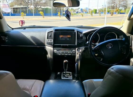 Toyota | Land Cruiser VX 200 | 2013 | V8 | 4×4 🎁