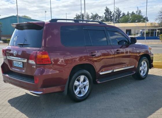 Toyota | Land Cruiser VX 200 | 2013 | V8 | 4×4 🎁