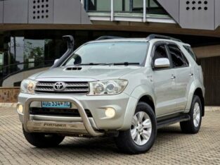 Toyota | Fortuner | 2010 | Manual | 4×4 | Recém-importado