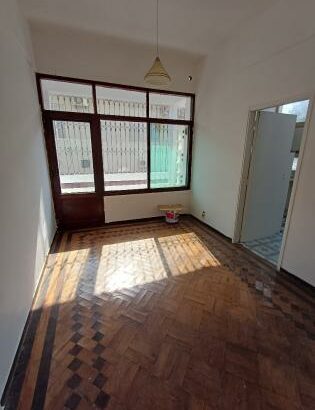 Vende se apartamento Tipo 2 limpa vazia 1-andar com parkeamento para viatura na polana cimento toda documentada