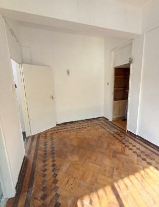 Vende se apartamento Tipo 2 limpa vazia 1-andar com parkeamento para viatura na polana cimento toda documentada