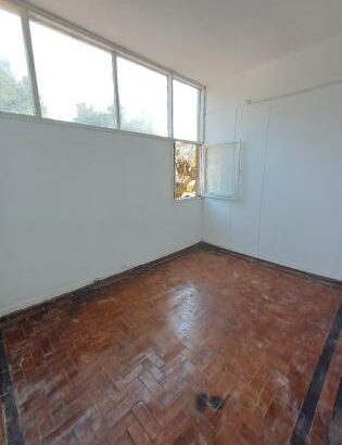 Vende se apartamento Tipo 2 limpa vazia 1-andar com parkeamento para viatura na polana cimento toda documentada