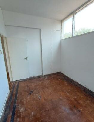 Vende se apartamento Tipo 2 limpa vazia 1-andar com parkeamento para viatura na polana cimento toda documentada