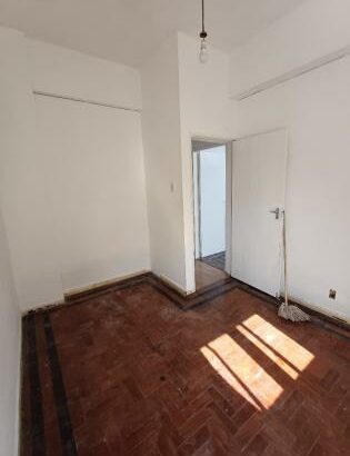Vende se apartamento Tipo 2 limpa vazia 1-andar com parkeamento para viatura na polana cimento toda documentada