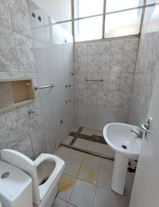 Vende se apartamento Tipo 2 limpa vazia 1-andar com parkeamento para viatura na polana cimento toda documentada