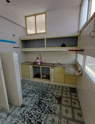 Vende se apartamento Tipo 2 limpa vazia 1-andar com parkeamento para viatura na polana cimento toda documentada