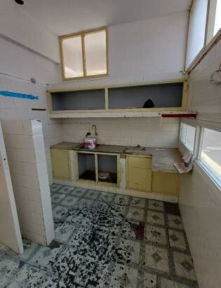 Vende se apartamento Tipo 2 limpa vazia 1-andar com parkeamento para viatura na polana cimento toda documentada