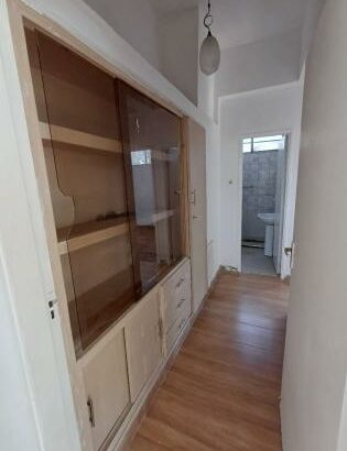 Vende se apartamento Tipo 2 limpa vazia 1-andar com parkeamento para viatura na polana cimento toda documentada