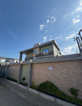 Vende-se moradia na costa do sol em Mapulene