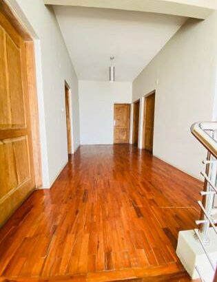 Vende-se Moradia t5+1 na sommerchield 2 a 5minutos da av Julius nherere