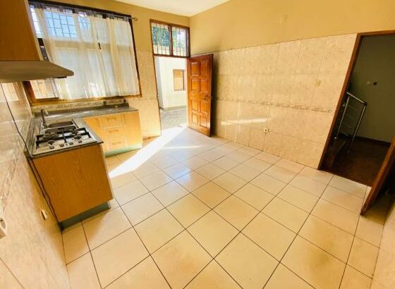 Vende-se Moradia t5+1 na sommerchield 2 a 5minutos da av Julius nherere