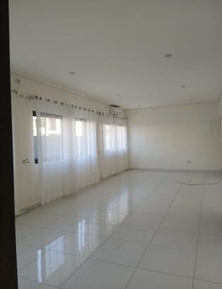 Arrenda-se Apartamento t4 no r/c no triunfo novo