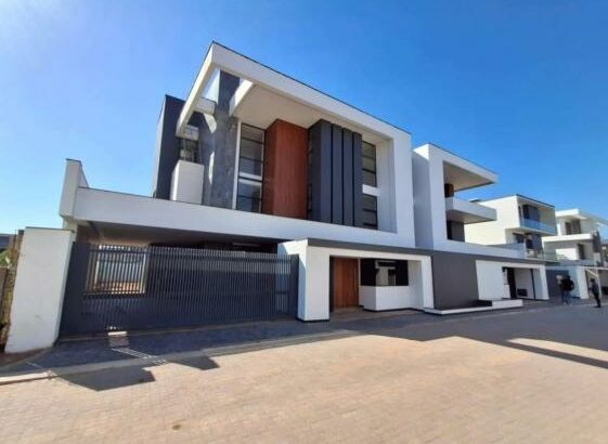 Vende-se Moradia luxuosa t5+1 com elevador no triunfo