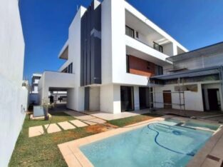 Vende-se Moradia luxuosa t5+1 com elevador no triunfo