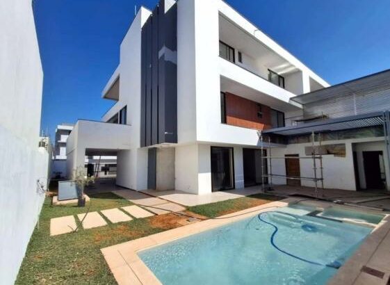 Vende-se Moradia luxuosa t5+1 com elevador no triunfo