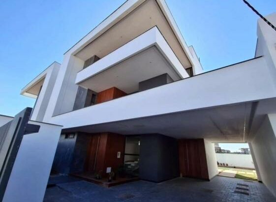 Vende-se Moradia luxuosa t5+1 com elevador no triunfo