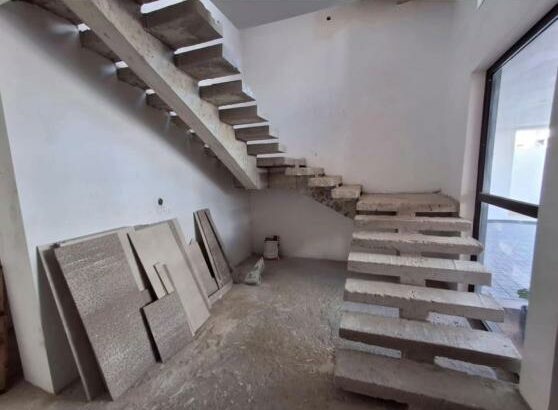 Vende-se Moradia luxuosa t5+1 com elevador no triunfo