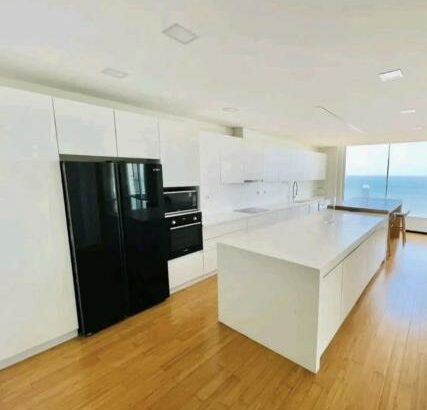 Vende-se flat T4 suite com piscina e ginasio – DE FRENTE AO MAR