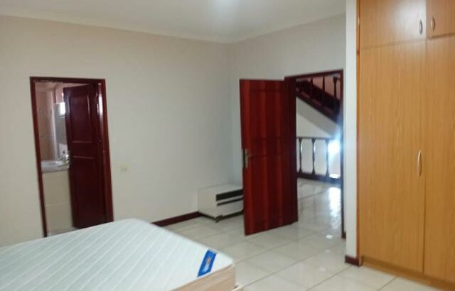 Arrenda-se moradia T4 no condomínio praia mar