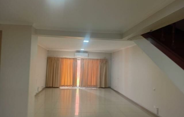 Arrenda-se moradia T4 no condomínio praia mar