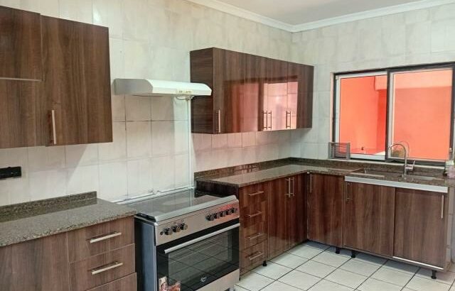 Arrenda-se moradia T4 no condomínio praia mar