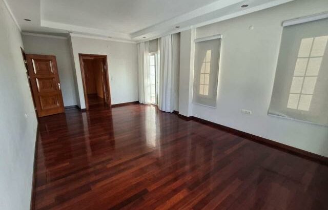 Vende-se uma moradia duplex tipo 4no Condomínio Garden park na Matola