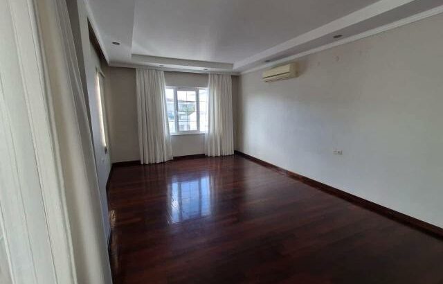 Vende-se uma moradia duplex tipo 4no Condomínio Garden park na Matola