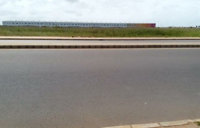 Chiango Frente a Armazéns Novos: Terreno 20/25