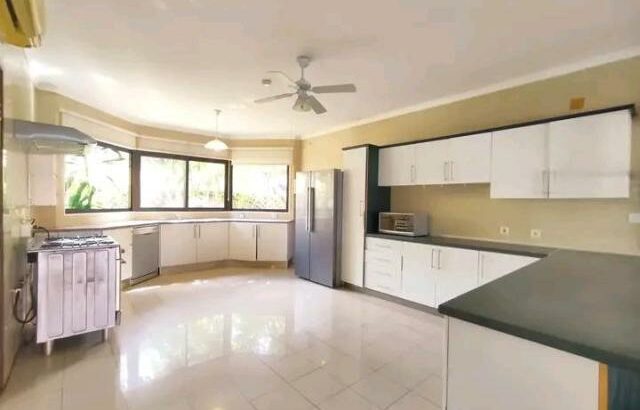 Arrenda-se Magnífica Moradia T4 no condomínio sommerschield II