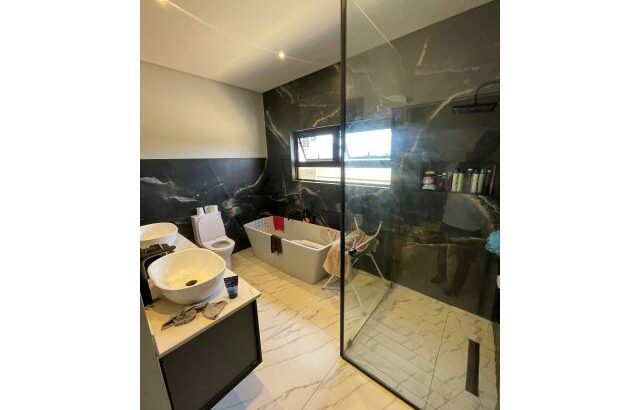 Arrenda-se luxuosa Moradia T4 no bairro do Kongolote