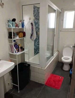 Vende-se apartamento T2+1 4⁰ andar num prédio médio com estacionamento no ponto final