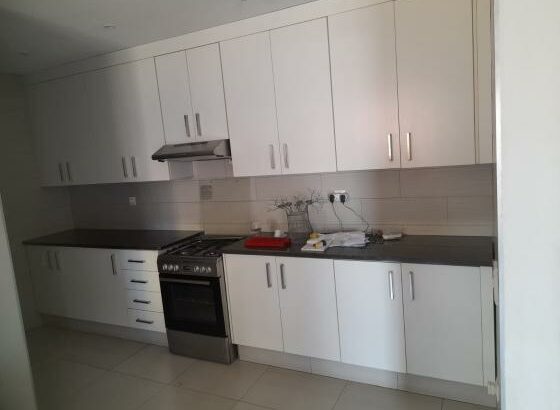 Vende-se Moradia Duplex T3 suítes, cozinha equipada num condomínio próximo ao hotel otia