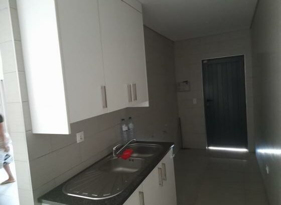Vende-se Moradia Duplex T3 suítes, cozinha equipada num condomínio próximo ao hotel otia