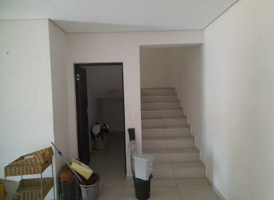 Vende-se Moradia Duplex T3 suítes, cozinha equipada num condomínio próximo ao hotel otia