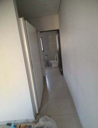 Vende-se Moradia Duplex T3 suítes, cozinha equipada num condomínio próximo ao hotel otia