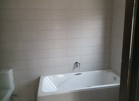 Vende-se Moradia Duplex T3 suítes, cozinha equipada num condomínio próximo ao hotel otia